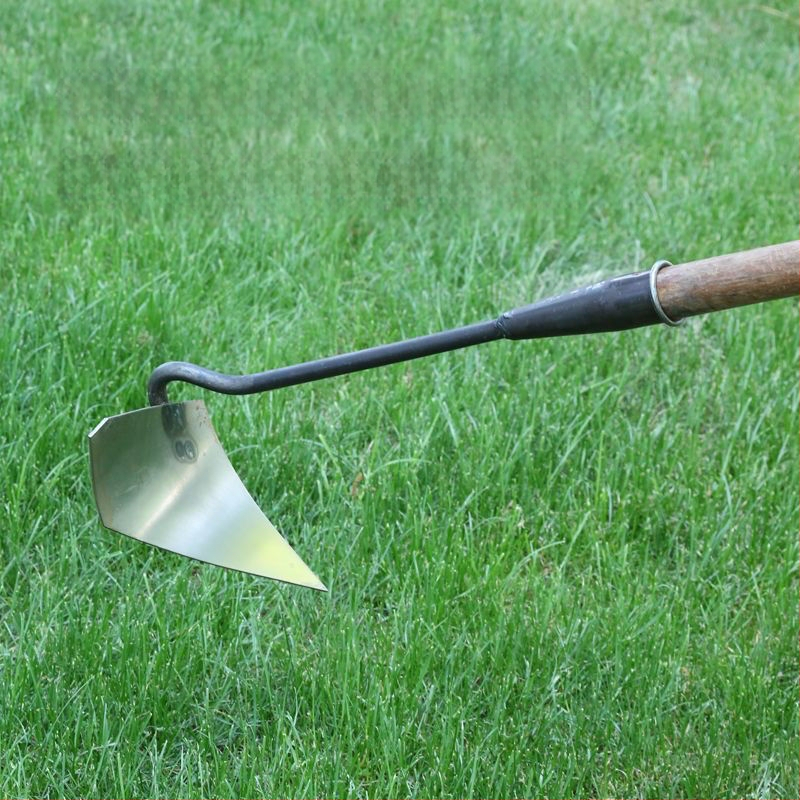 Trikampis kastuvas iš stores mangano plieno žemės ardymui ir griovių kasimui su aštriu galu.