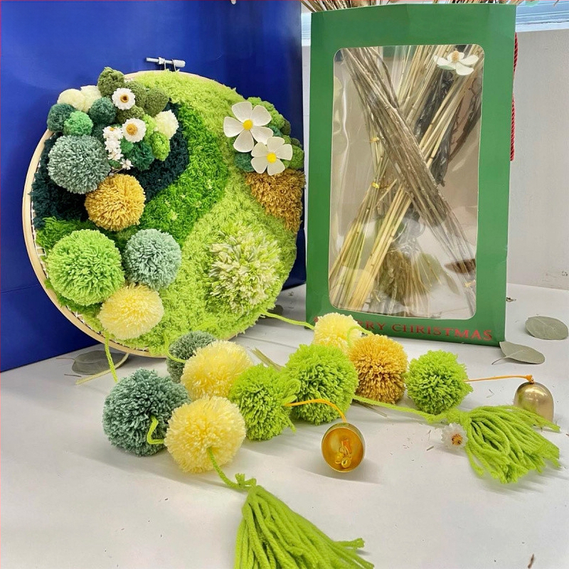 мъхест гоблен, ръчно тъкане, детски анимационен стил, холна декорация, смес от овча вълна и полиамид