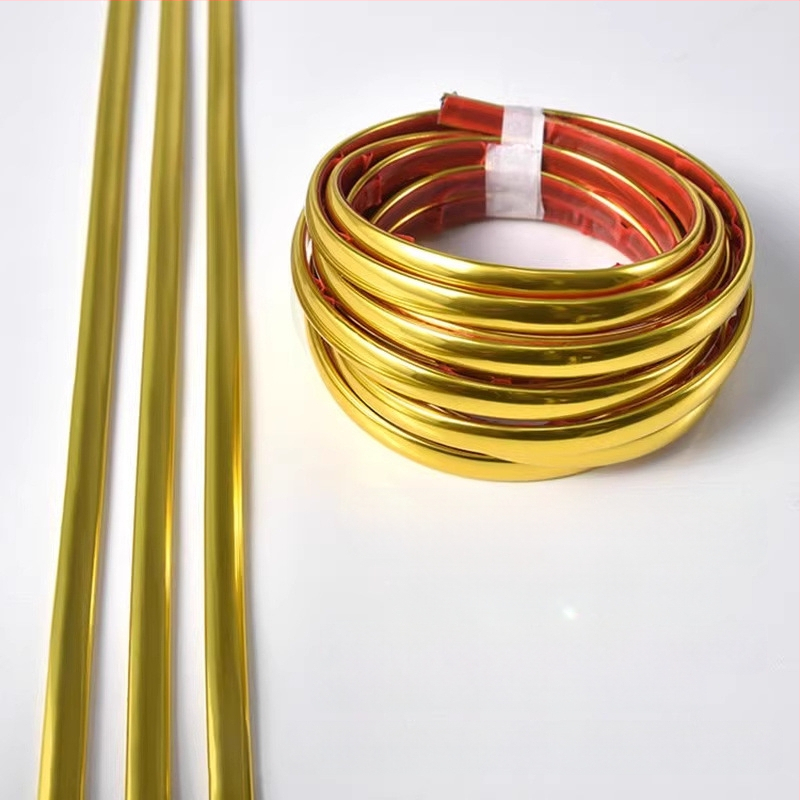 Lipnios vandeniui atsparios sienų plokštės svetainei – dekoratyviniai sienų paneliai, imituojantys aliuminio-plastiko plokštes