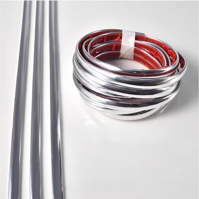 Lipnios vandeniui atsparios sienų plokštės svetainei – dekoratyviniai sienų paneliai, imituojantys aliuminio-plastiko plokštes