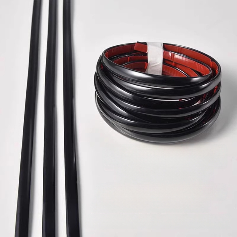 Lipnios vandeniui atsparios sienų plokštės svetainei – dekoratyviniai sienų paneliai, imituojantys aliuminio-plastiko plokštes