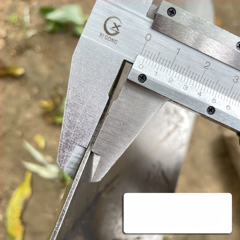 Ūkinė kastuvė su kvadratine mentele, medinė rankena, vidutinio anglies plieno korpusas, modelis 3833