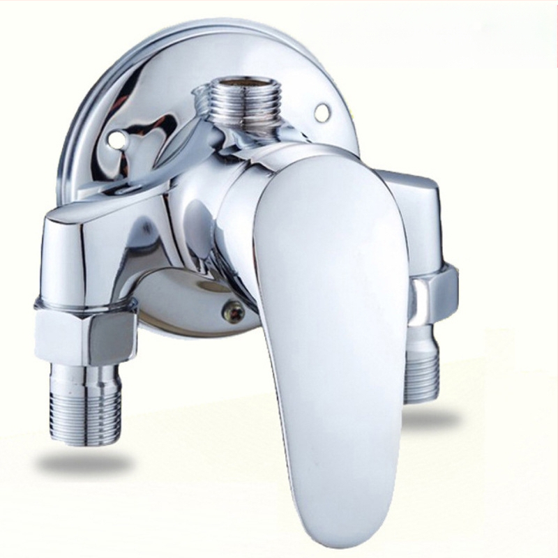 Paviršinis montuojamas trikampis dušo maišytuvas su karšto/šalto vandens mišiniu – 0–90°C diapazonas, darbinis slėgis 1,6 MPa, srautas 10 L/min