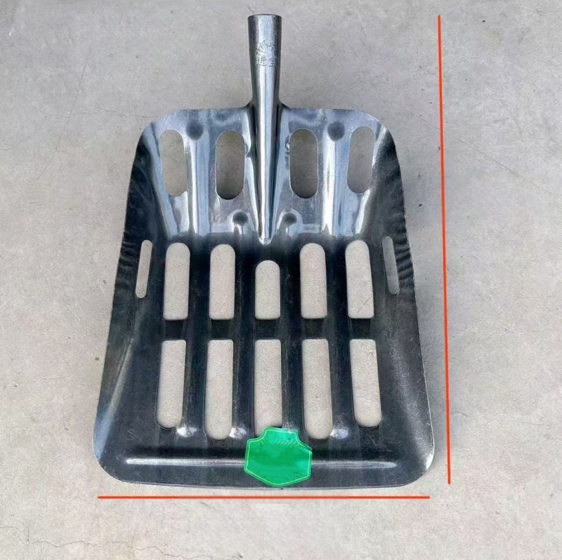 Sodininko kastuvė su tuščiavidure sustiprinta konstrukcija iš mangano plieno ir sietu su apskritomis skylėmis kukurūzams ir žemės riešutams