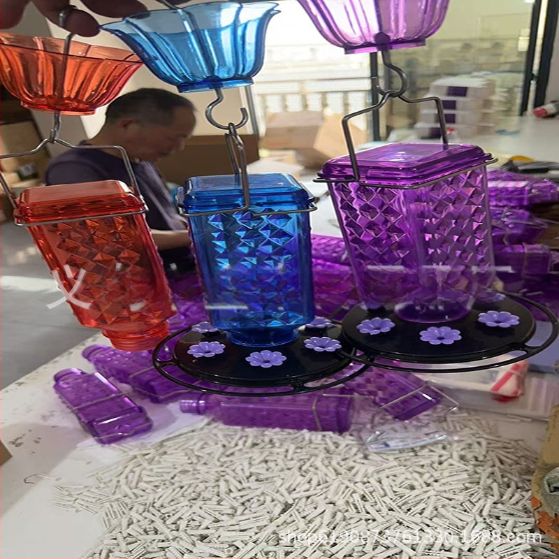 Хранилка за птици за двор, висяща, пластмасова, стил модерно изкуство, изработена чрез инжекционно формоване