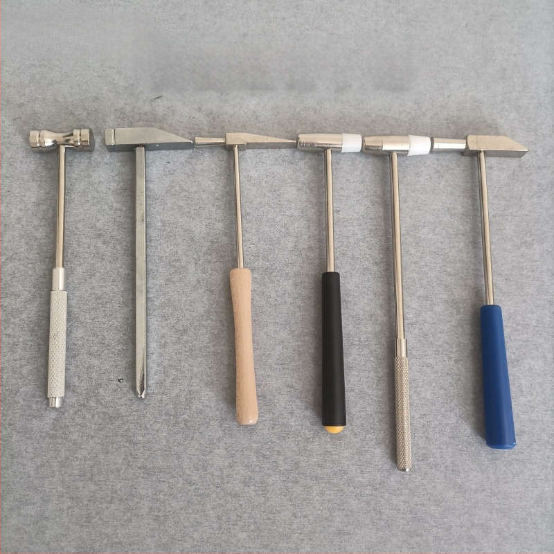 Nagų plaktukas su geležine galva