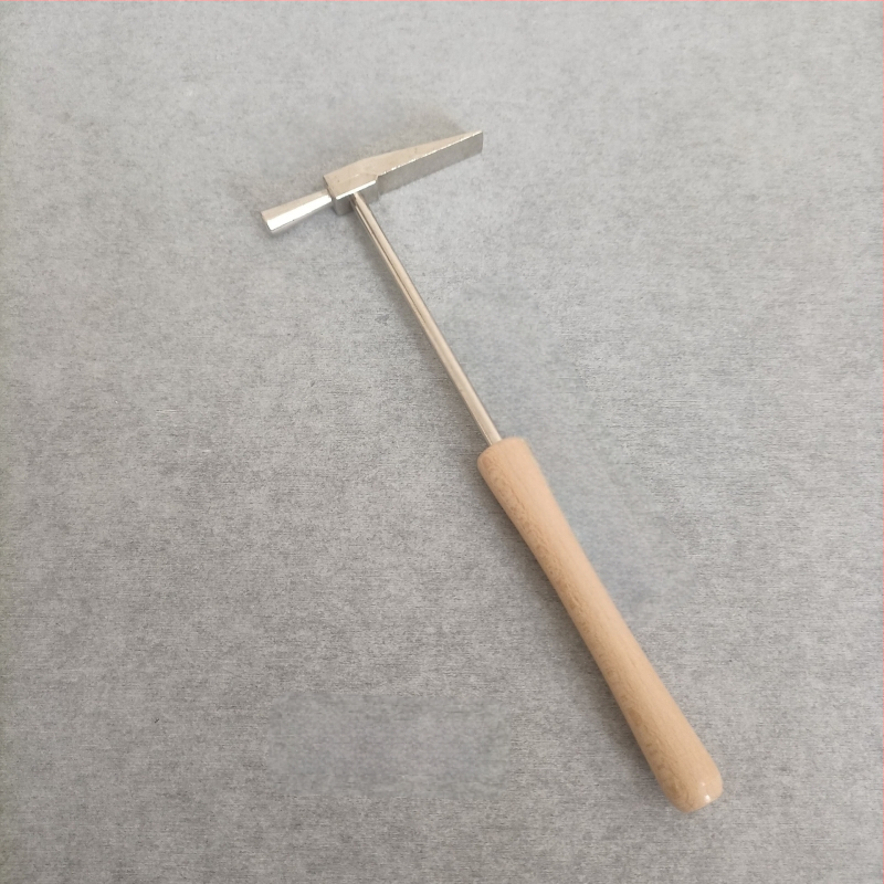 Nagų plaktukas su geležine galva