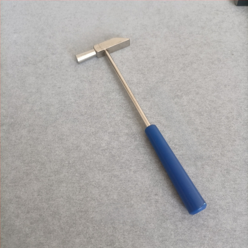 Nagų plaktukas su geležine galva