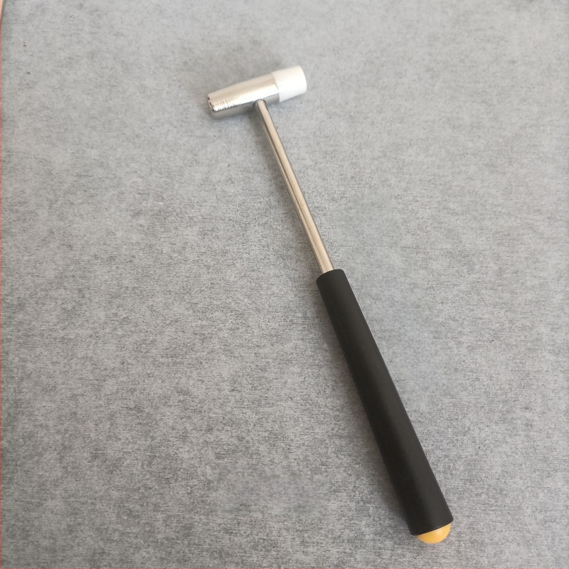 Nagų plaktukas su geležine galva