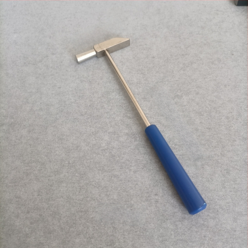 Nagų plaktukas su geležine galva