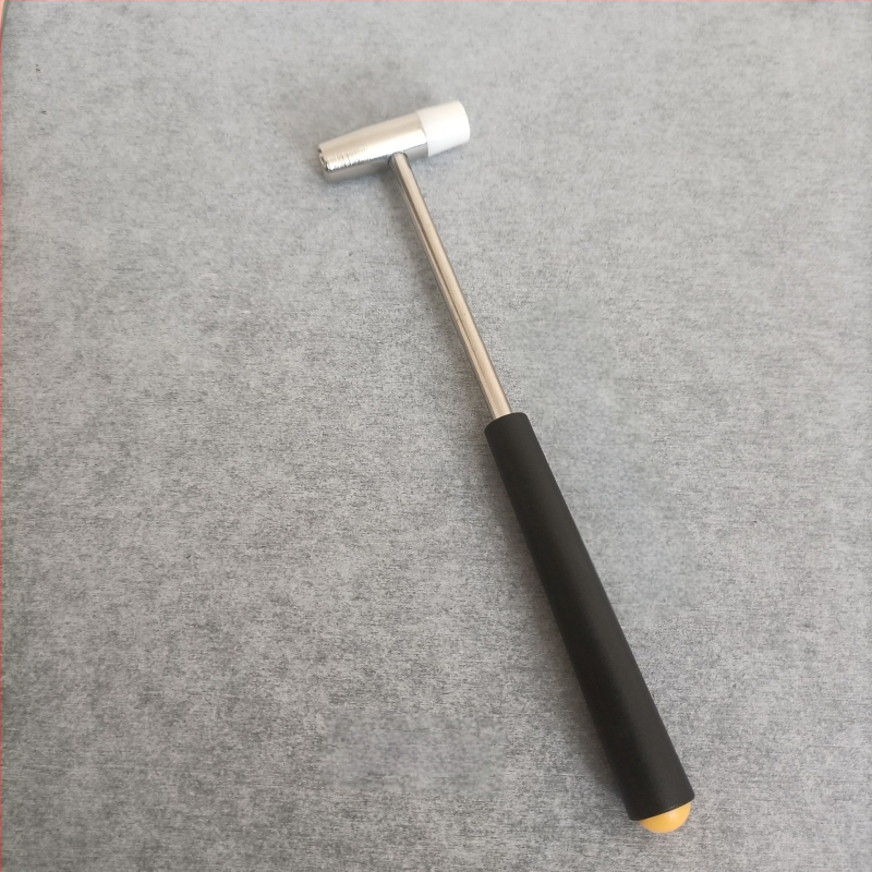 Nagų plaktukas su geležine galva