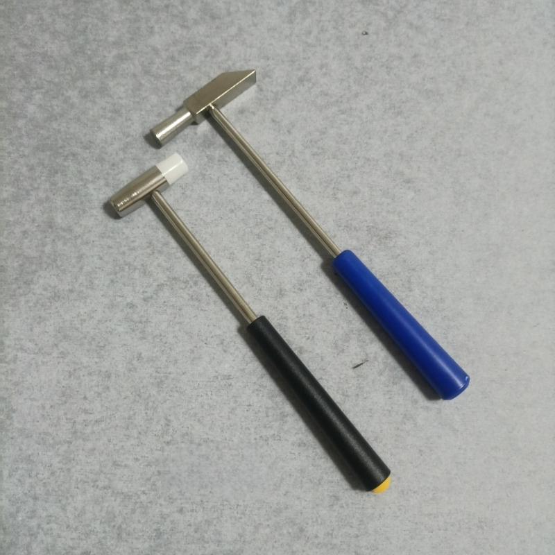 Nagų plaktukas su geležine galva