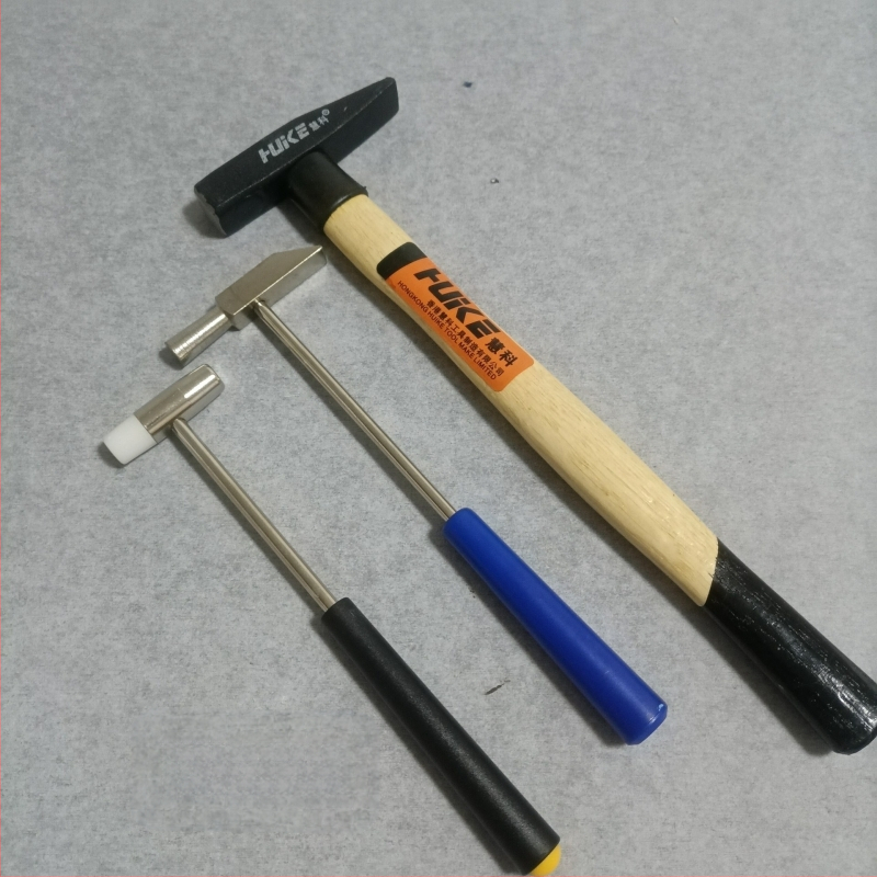 Nagų plaktukas su geležine galva