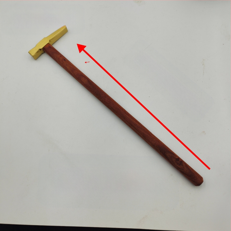 Nagų plaktukas su geležine galva