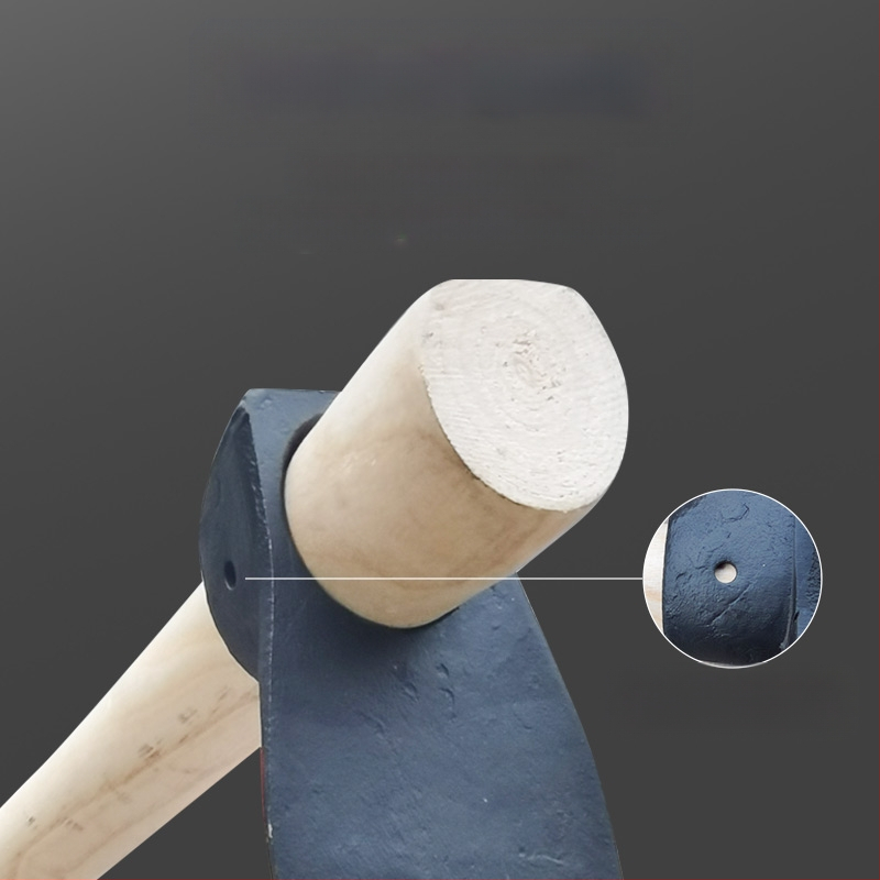 Sodo kaltas motyka plevelėms, daržovių augimui ir dirvos purninimui – kasimas ir purenimas