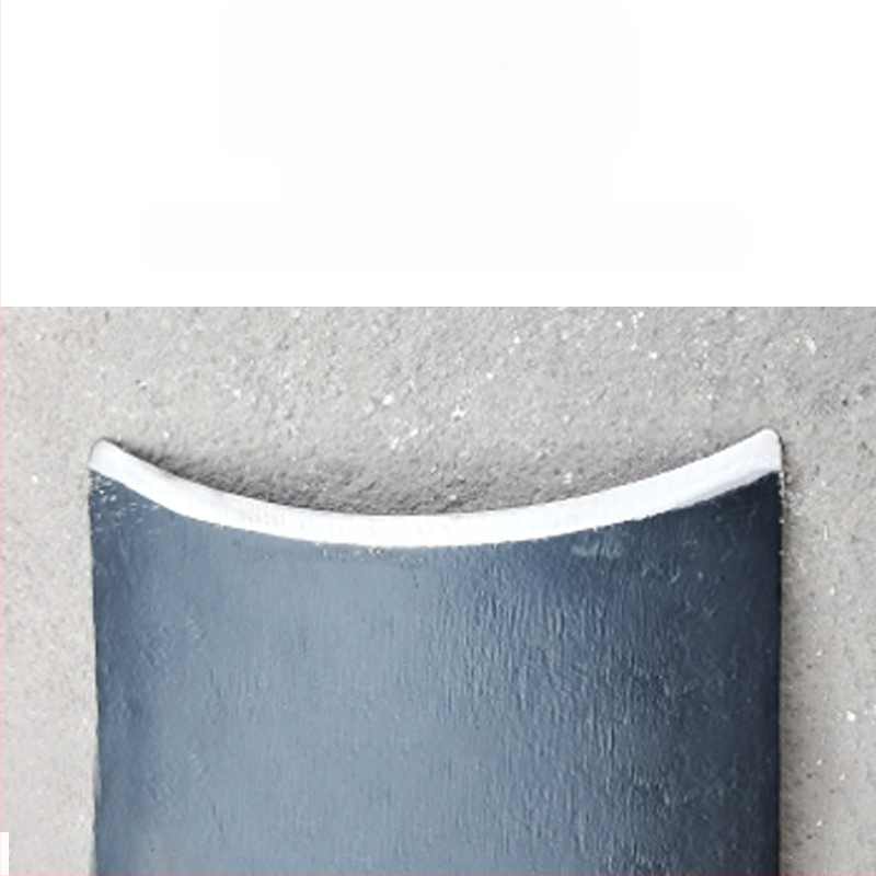 Sodo kaltas motyka plevelėms, daržovių augimui ir dirvos purninimui – kasimas ir purenimas