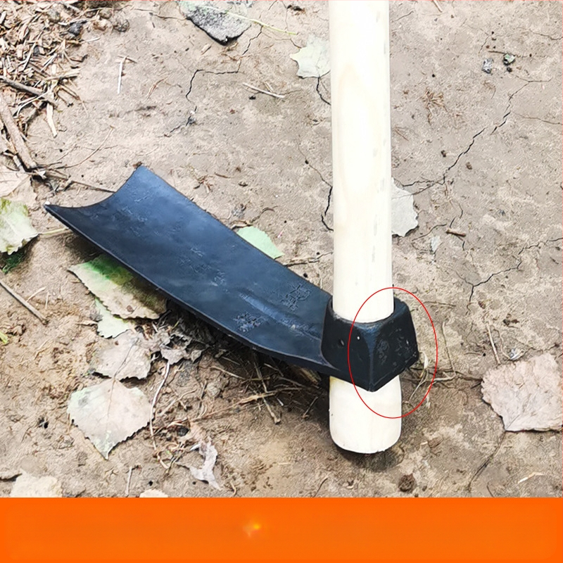 Sodo kaltas motyka plevelėms, daržovių augimui ir dirvos purninimui – kasimas ir purenimas