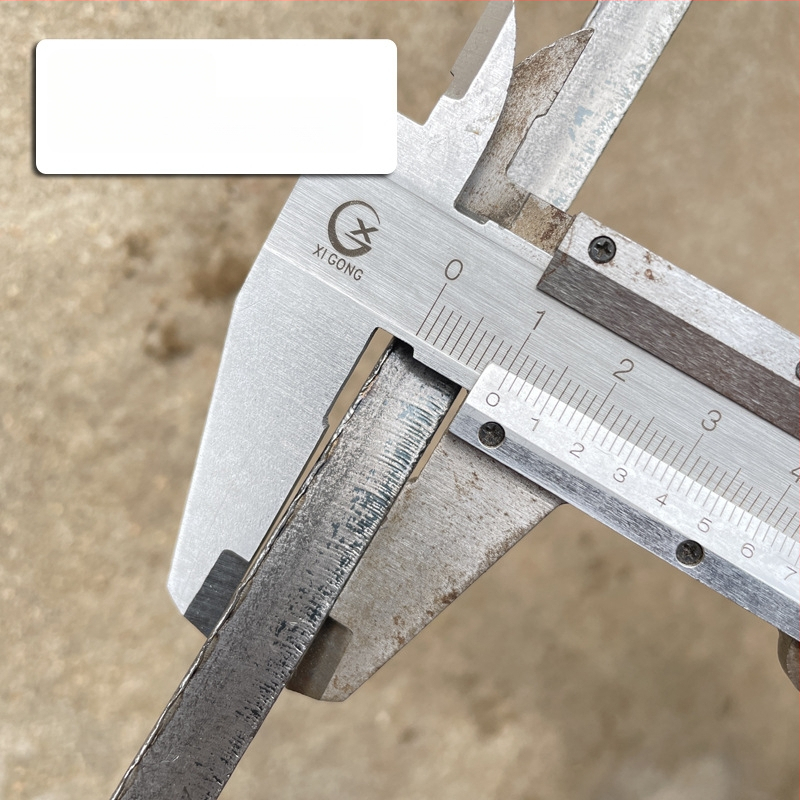 Reguliuojama trikampė daržo kastuvė kanalo klojimui, kasimui, griovių formavimui ir dirvožemio atpalaidavimui – daugiafunkcis sodo įrankis su aštria paukščio snapo galva