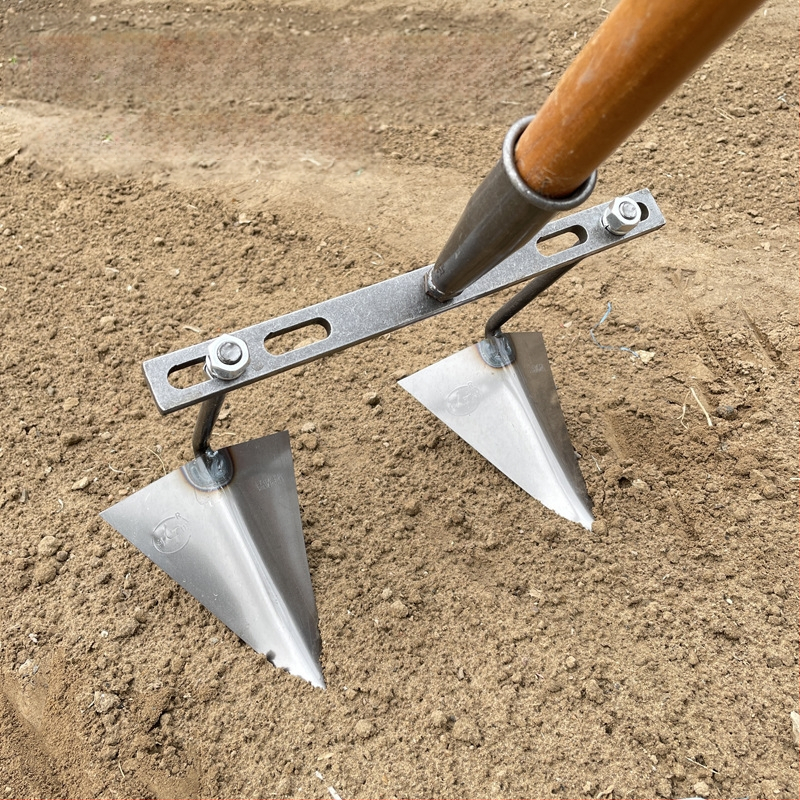 Reguliuojama trikampė daržo kastuvė kanalo klojimui, kasimui, griovių formavimui ir dirvožemio atpalaidavimui – daugiafunkcis sodo įrankis su aštria paukščio snapo galva