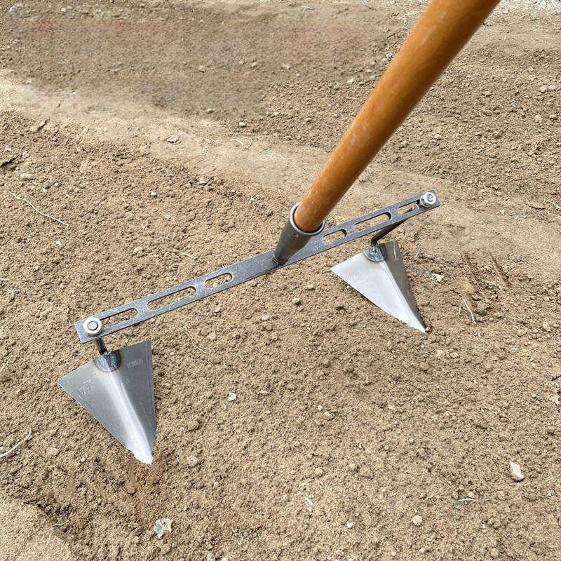 Reguliuojama trikampė daržo kastuvė kanalo klojimui, kasimui, griovių formavimui ir dirvožemio atpalaidavimui – daugiafunkcis sodo įrankis su aštria paukščio snapo galva