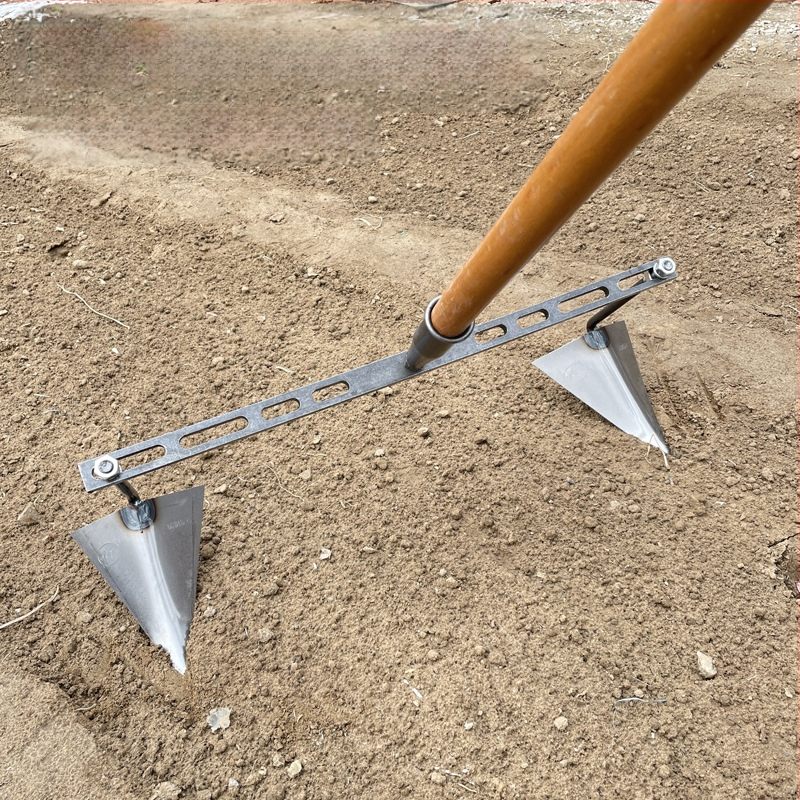 Reguliuojama trikampė daržo kastuvė kanalo klojimui, kasimui, griovių formavimui ir dirvožemio atpalaidavimui – daugiafunkcis sodo įrankis su aštria paukščio snapo galva