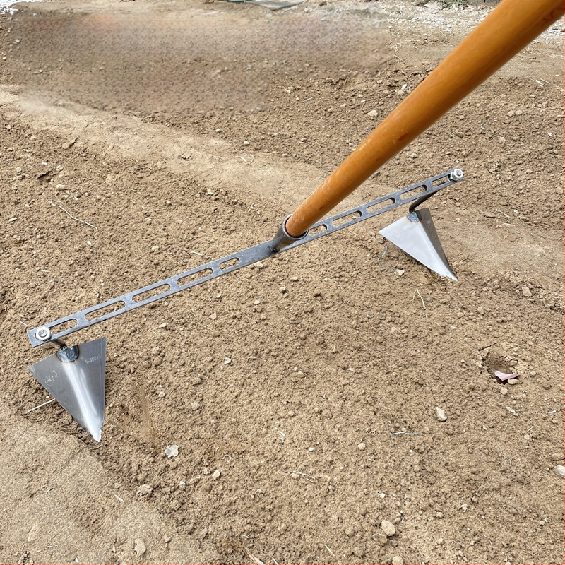 Reguliuojama trikampė daržo kastuvė kanalo klojimui, kasimui, griovių formavimui ir dirvožemio atpalaidavimui – daugiafunkcis sodo įrankis su aštria paukščio snapo galva