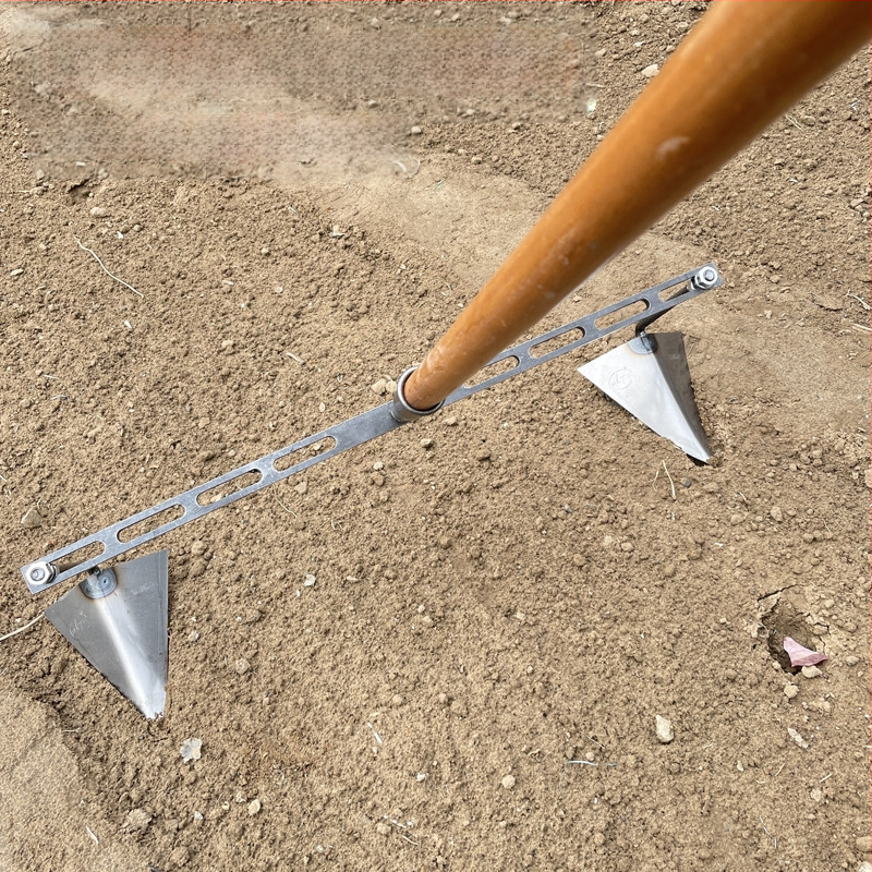 Reguliuojama trikampė daržo kastuvė kanalo klojimui, kasimui, griovių formavimui ir dirvožemio atpalaidavimui – daugiafunkcis sodo įrankis su aštria paukščio snapo galva