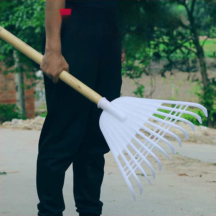 Plastikinės sodo grėbliai su storesne galva, skirti vejai ir lapų rinkimui