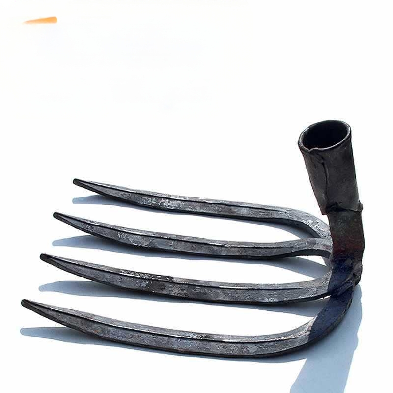 Keturių dantų kaltas plieninis grėblys daržo žemei laisvinti ir daržininkystei