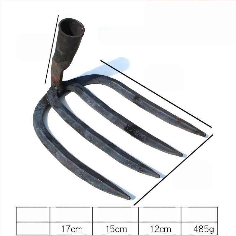 Keturių dantų kaltas plieninis grėblys daržo žemei laisvinti ir daržininkystei