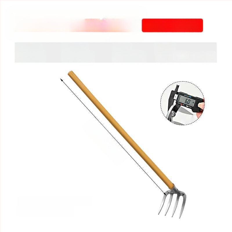 Keturių dantų kaltas plieninis grėblys daržo žemei laisvinti ir daržininkystei