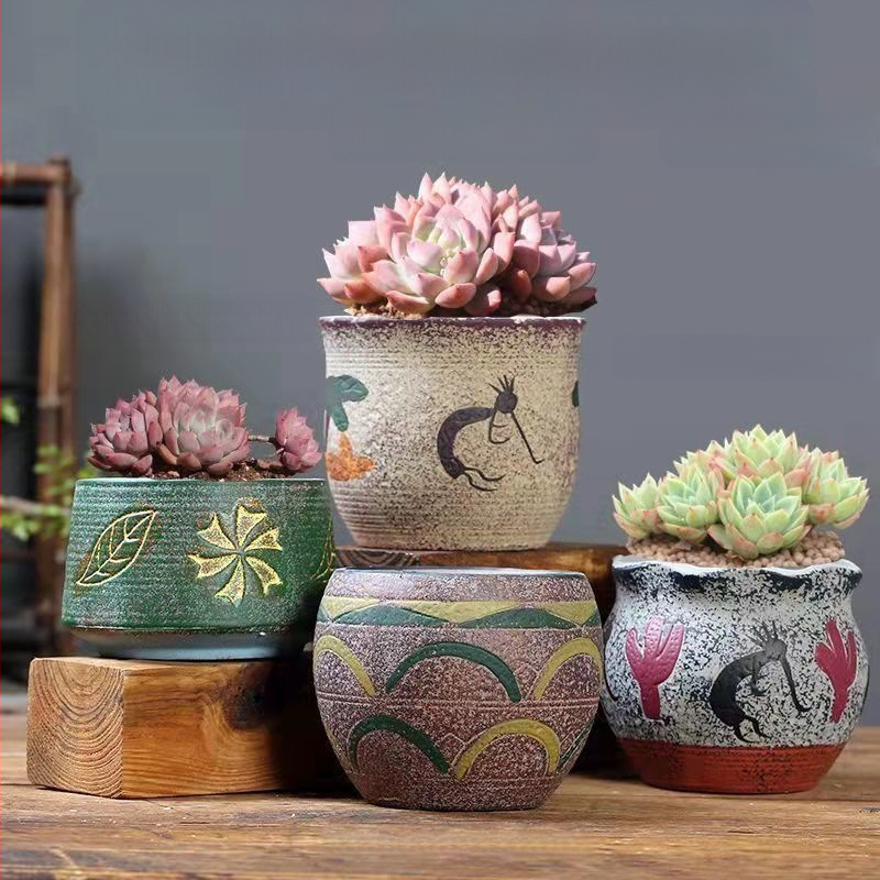 Keraminė sukulentų vaza, kvėpuojanti, stovinti ant grindų, modernus minimalistinis stilius