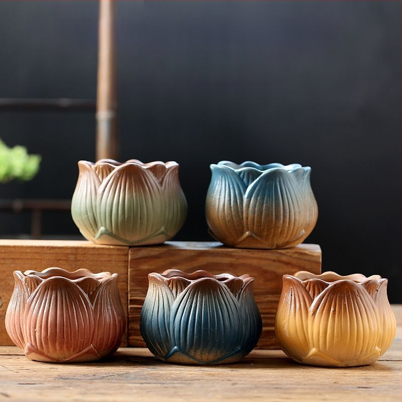 Keraminė sukulentų vaza, kvėpuojanti, stovinti ant grindų, modernus minimalistinis stilius