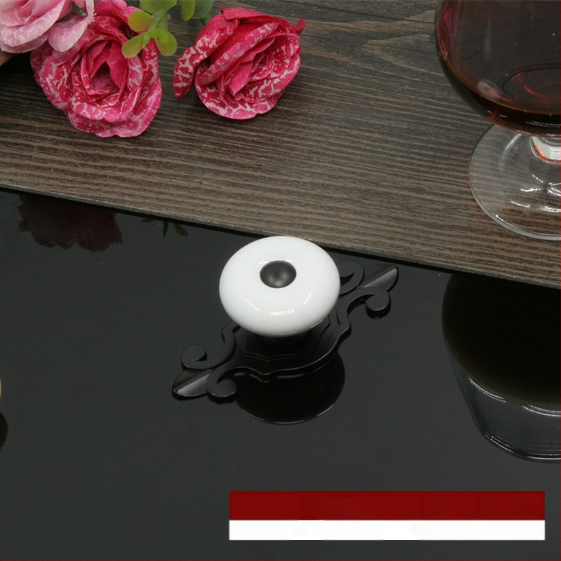 Apvali keramikinė spintos durų ir stalčiaus rankenėlė su baze, šiuolaikinis minimalistinis stilius.