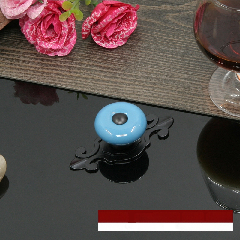 Apvali keramikinė spintos durų ir stalčiaus rankenėlė su baze, šiuolaikinis minimalistinis stilius.