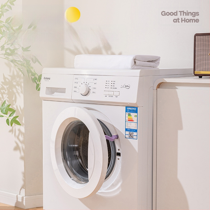 Fiksuojantis sagtas priekinio įkrovimo skalbimo mašinoms – neslidus plastikinis dizainas, šiuolaikiškas paprastumas