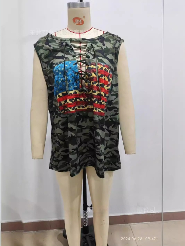 Kamufliažiniai be rankovių marškinėliai su giliu V iškirpte, laisvas kirpimas, audinys – imitacinė medvilnės–poliesterio mišinio (70-80% poliesterio), vasara 2024