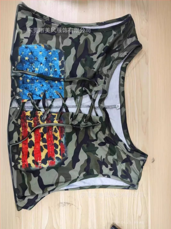 Kamufliažiniai be rankovių marškinėliai su giliu V iškirpte, laisvas kirpimas, audinys – imitacinė medvilnės–poliesterio mišinio (70-80% poliesterio), vasara 2024