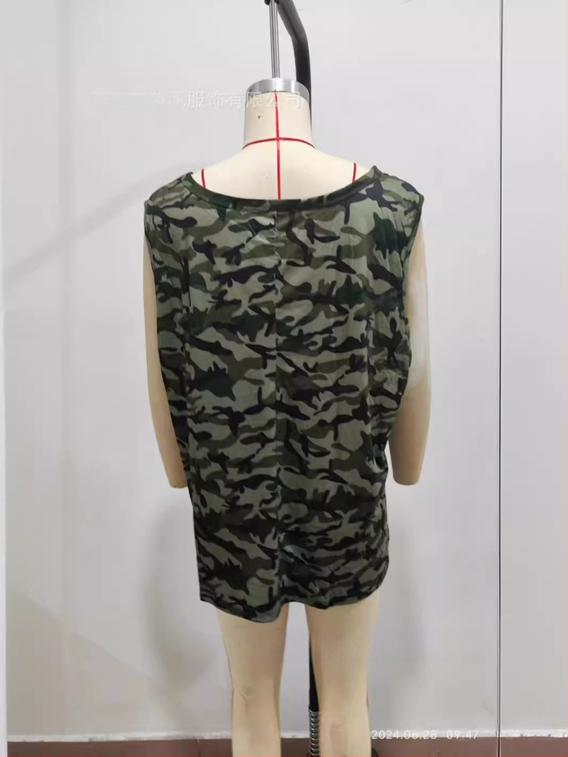 Kamufliažiniai be rankovių marškinėliai su giliu V iškirpte, laisvas kirpimas, audinys – imitacinė medvilnės–poliesterio mišinio (70-80% poliesterio), vasara 2024