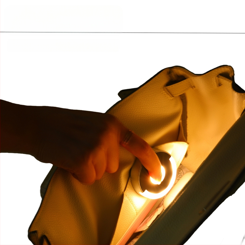 Sievietes mini apaļa maku lampiņa, ziedlapiņu forma, plastmasas abažūrs, PVC turētājs, induktīvs slēdzis, 3.7V USB jauda, silta gaisma