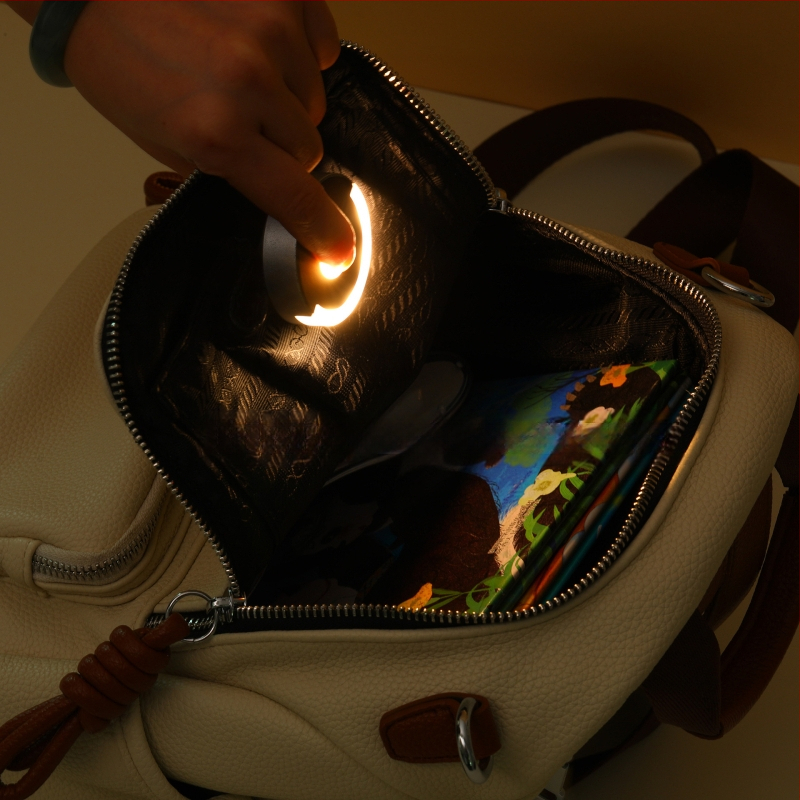 Sievietes mini apaļa maku lampiņa, ziedlapiņu forma, plastmasas abažūrs, PVC turētājs, induktīvs slēdzis, 3.7V USB jauda, silta gaisma