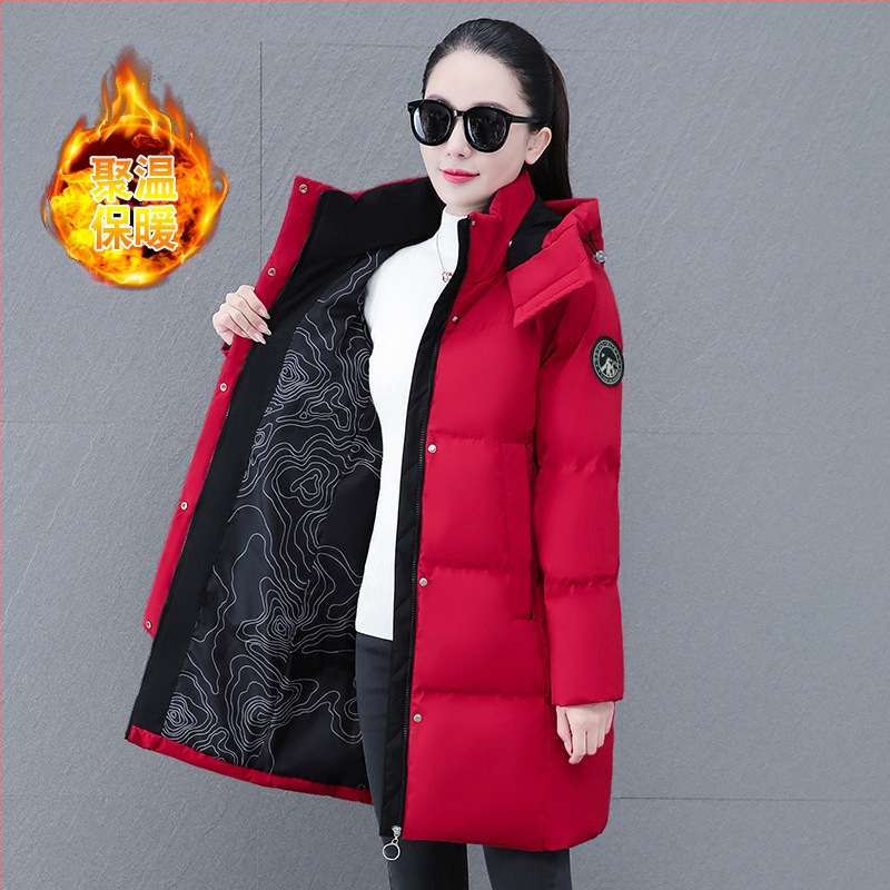 Moteriškas poliesterio paltas su šilkinio tipo pildymu, vidutinio ilgio, ilgos rankovės, nuimamas gobtuvas, užtrauktukas