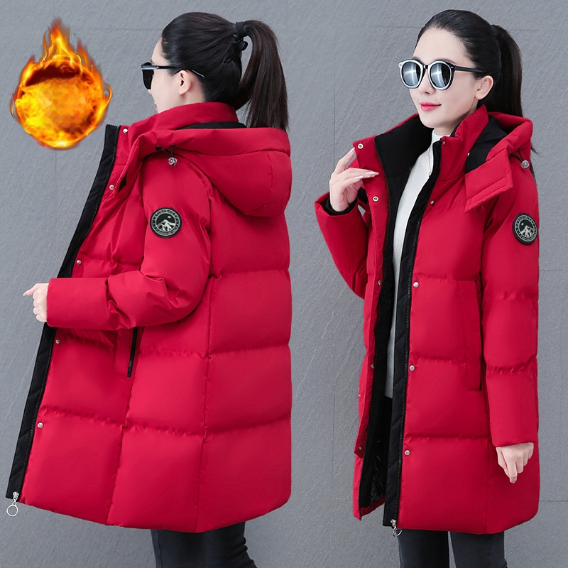 Moteriškas poliesterio paltas su šilkinio tipo pildymu, vidutinio ilgio, ilgos rankovės, nuimamas gobtuvas, užtrauktukas