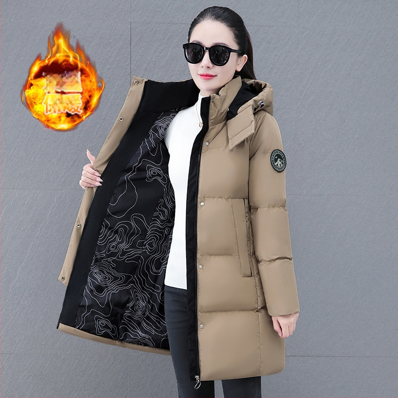 Moteriškas poliesterio paltas su šilkinio tipo pildymu, vidutinio ilgio, ilgos rankovės, nuimamas gobtuvas, užtrauktukas