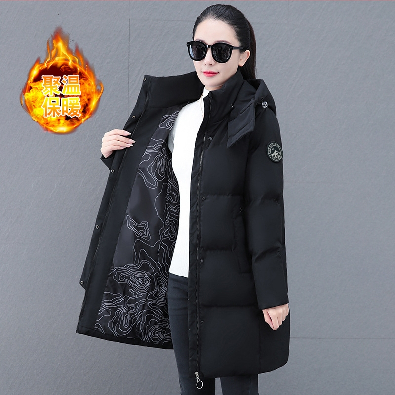 Moteriškas poliesterio paltas su šilkinio tipo pildymu, vidutinio ilgio, ilgos rankovės, nuimamas gobtuvas, užtrauktukas