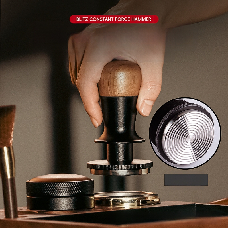 Kavos tamperis su fiksuotu jėgą, automatinį atsitraukimą ir pusiausvyrą; graikinio riešuto mediena ir nerūdijantis plienas, šiuolaikinis minimalistinis stilius