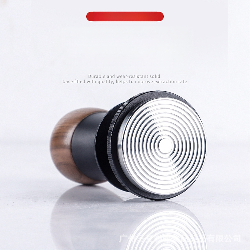 Kavos tamperis su fiksuotu jėgą, automatinį atsitraukimą ir pusiausvyrą; graikinio riešuto mediena ir nerūdijantis plienas, šiuolaikinis minimalistinis stilius