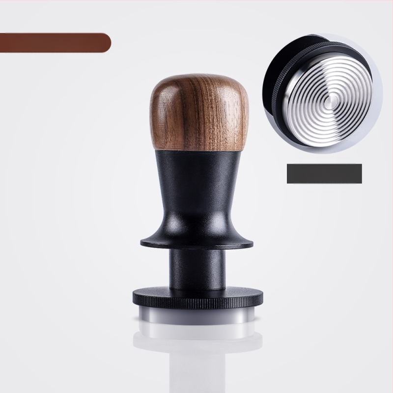 Kavos tamperis su fiksuotu jėgą, automatinį atsitraukimą ir pusiausvyrą; graikinio riešuto mediena ir nerūdijantis plienas, šiuolaikinis minimalistinis stilius