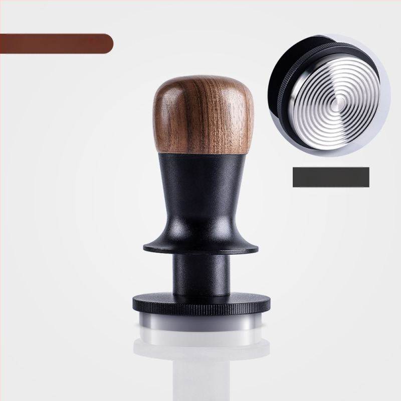 Kavos tamperis su fiksuotu jėgą, automatinį atsitraukimą ir pusiausvyrą; graikinio riešuto mediena ir nerūdijantis plienas, šiuolaikinis minimalistinis stilius