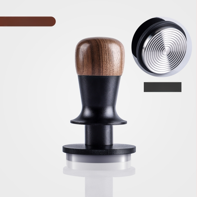 Kavos tamperis su fiksuotu jėgą, automatinį atsitraukimą ir pusiausvyrą; graikinio riešuto mediena ir nerūdijantis plienas, šiuolaikinis minimalistinis stilius